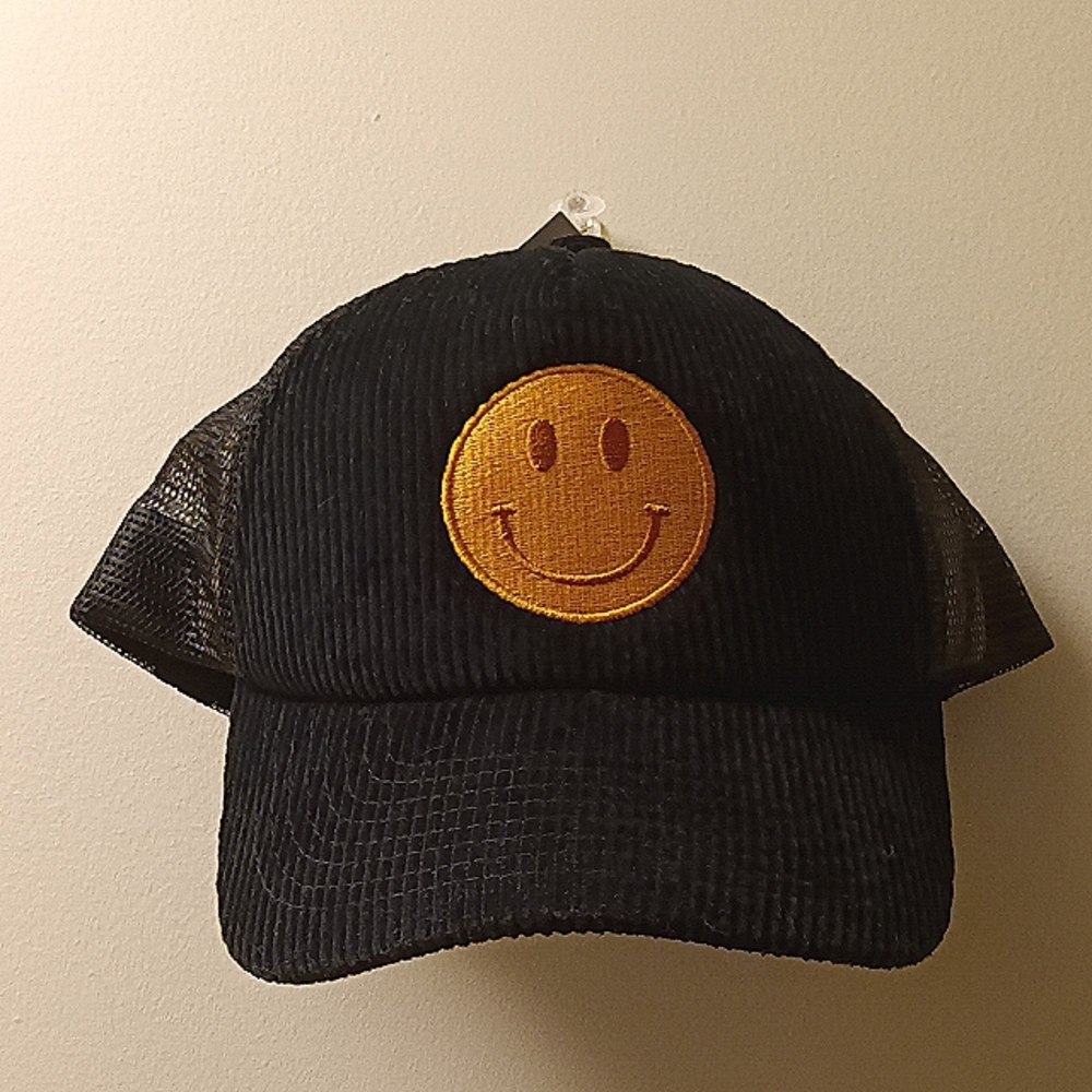 🌀BUY ONE GET ONE FREE🌀Smiley Face hat, NWT